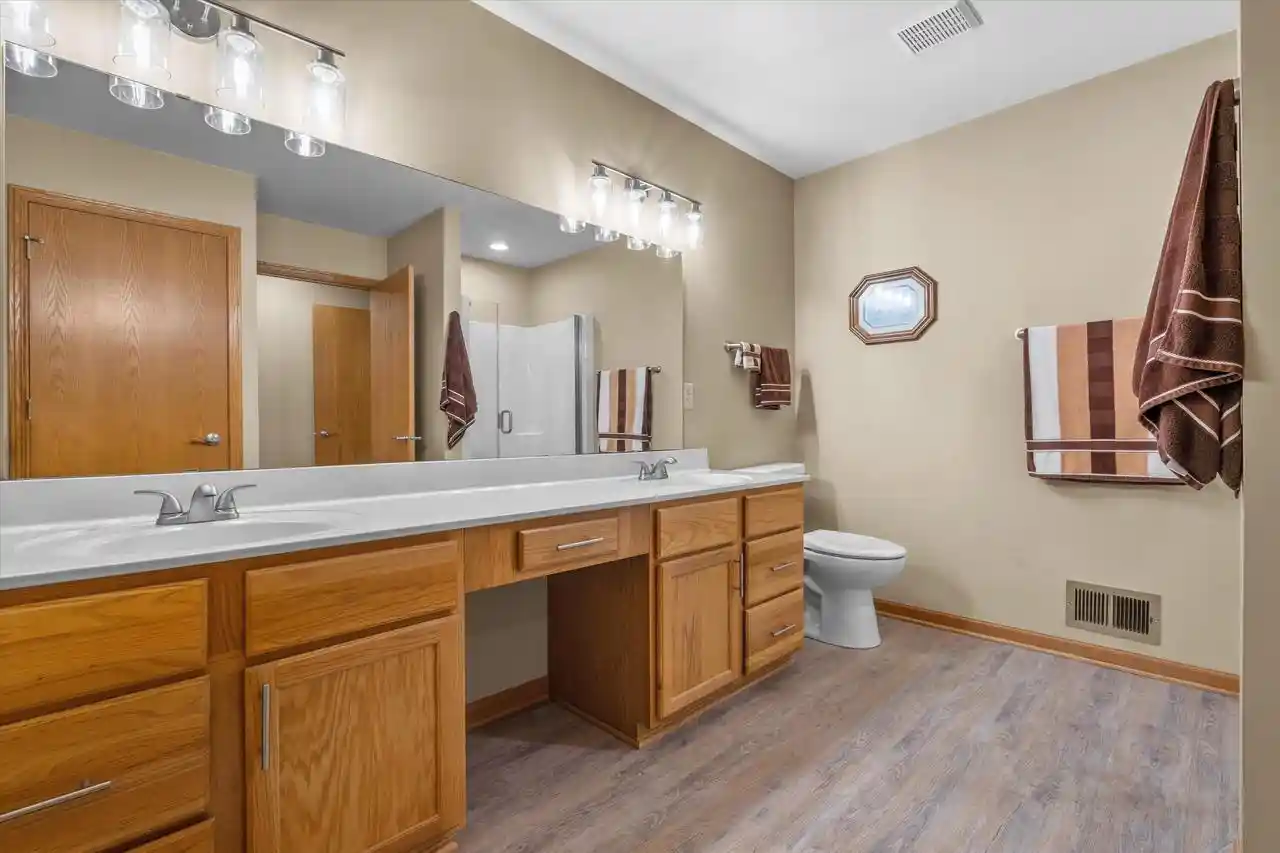 Listing Photo 5 - Condo for sale in building located at W196n11442 Shadow Wood Dr, Germantown, WI 53022 - Unit #2