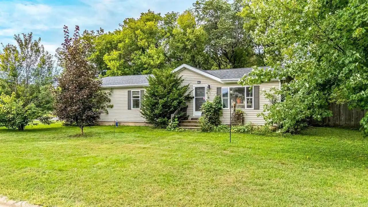 Photo 1 of Single family home for sale at 1021 E Elizabeth St, Shawano, WI 54166 | MLS# 50332362 | Listing updated on 2026-09-14