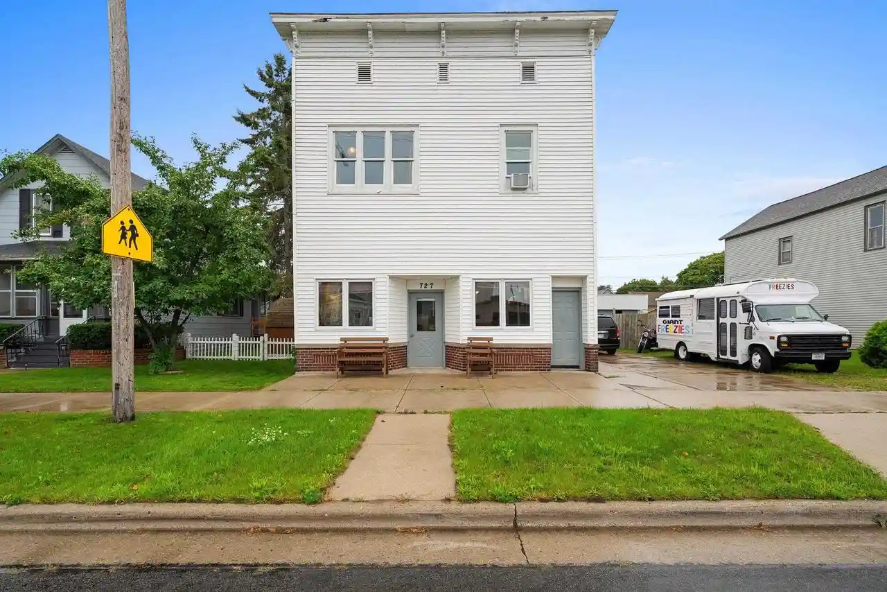 Photo 1 of Single family home for sale at 727 Main St, Marinette, WI 54143 | MLS# 50332351 | Listing updated on 2026-09-11