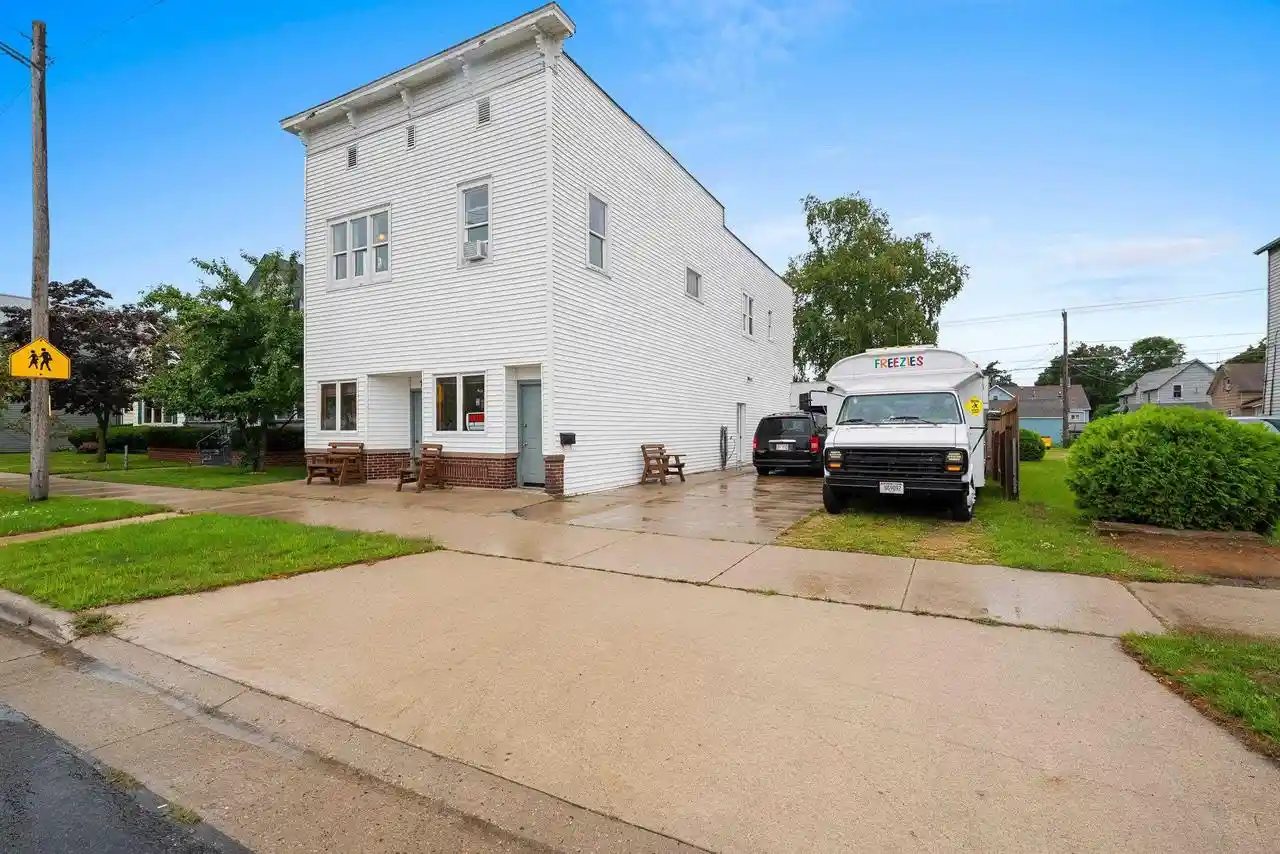 Photo 4 of Single family home for sale at 727 Main St, Marinette, WI 54143 | MLS# 50332351 | Listing updated on 2026-09-11