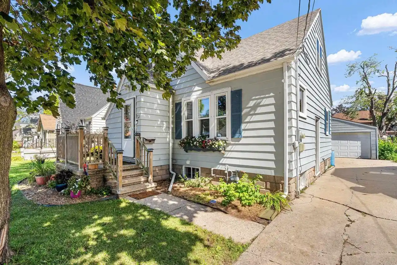 Photo 1 of Single family home for sale at 328 Oak St, Menasha, WI 54952 | MLS# 50332386 | Listing updated on 2026-09-15