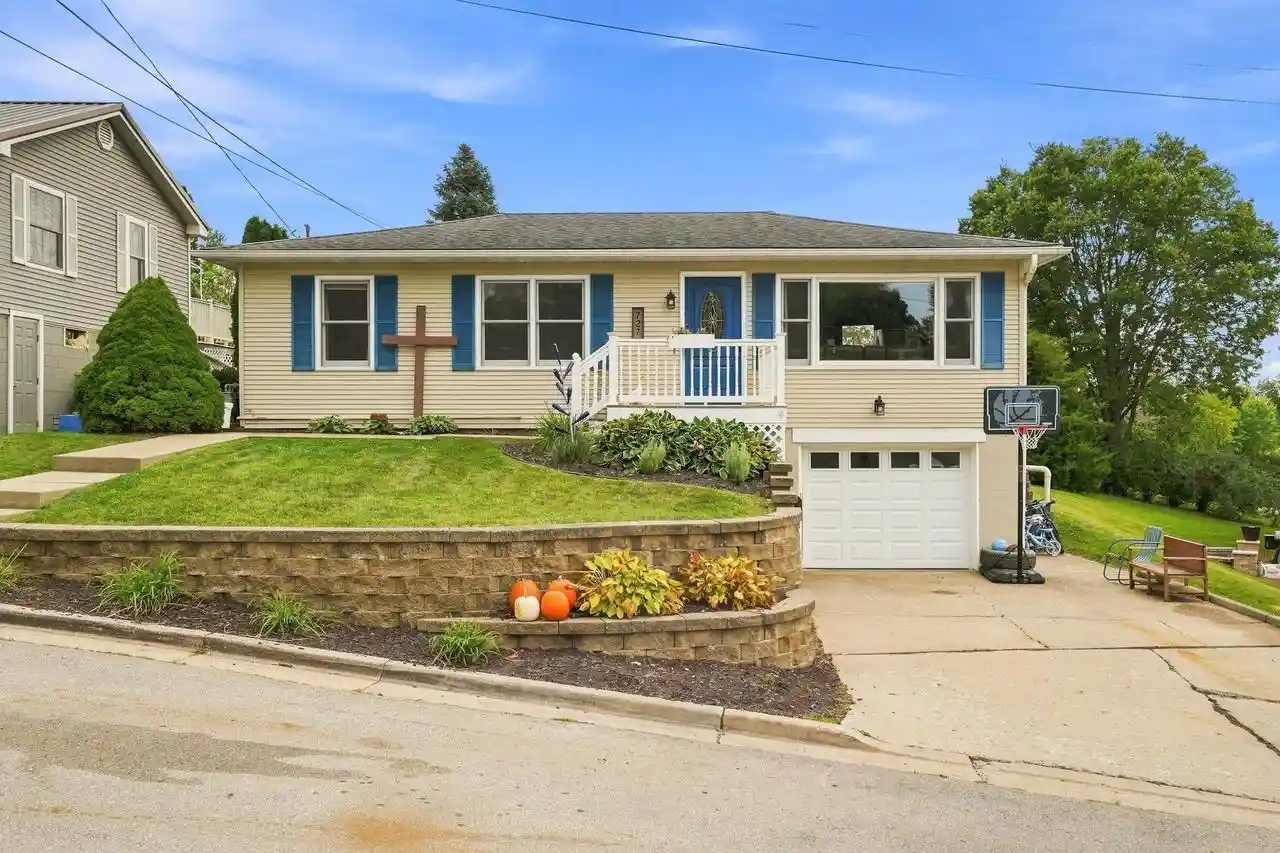 Photo 1 of Sale Pending at 727 N East St, Darlington, WI 53530 | MLS# 2032315 | Listing updated on 2026-10-08