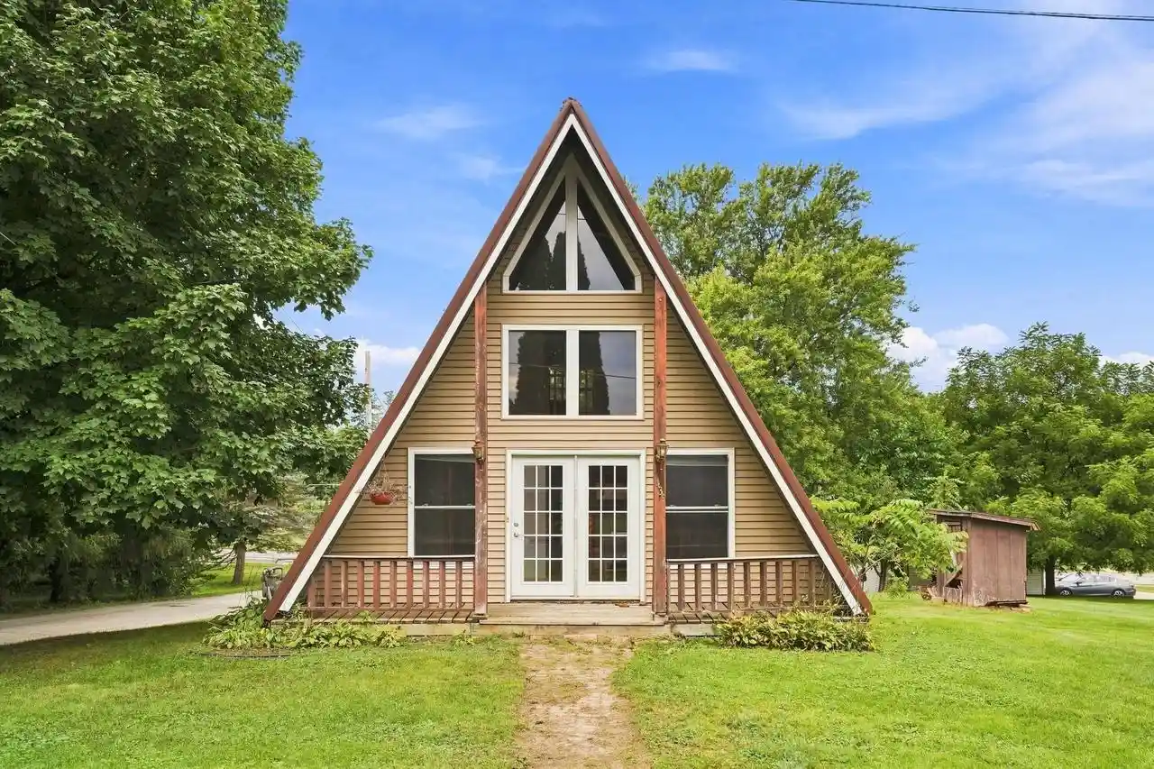 Photo 1 of Single family home for sale at 439 S Sidney St, Shullsburg, WI 53586 | MLS# 2032318 | Listing updated on 2026-10-08
