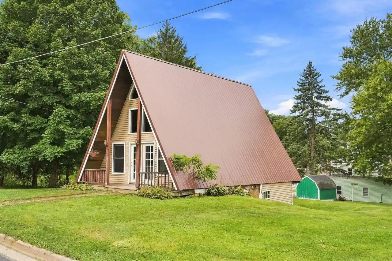 Photo 2 of Single family home for sale at 439 S Sidney St, Shullsburg, WI 53586 | MLS# 2032318 | Listing updated on 2026-10-08