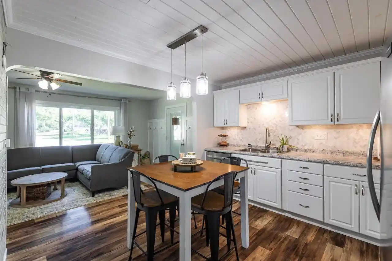 Photo 2 of Sale Pending at 810 Hanson Rd, La Crosse, WI 54603 | MLS# 1979877 | Listing updated on 2026-09-14
