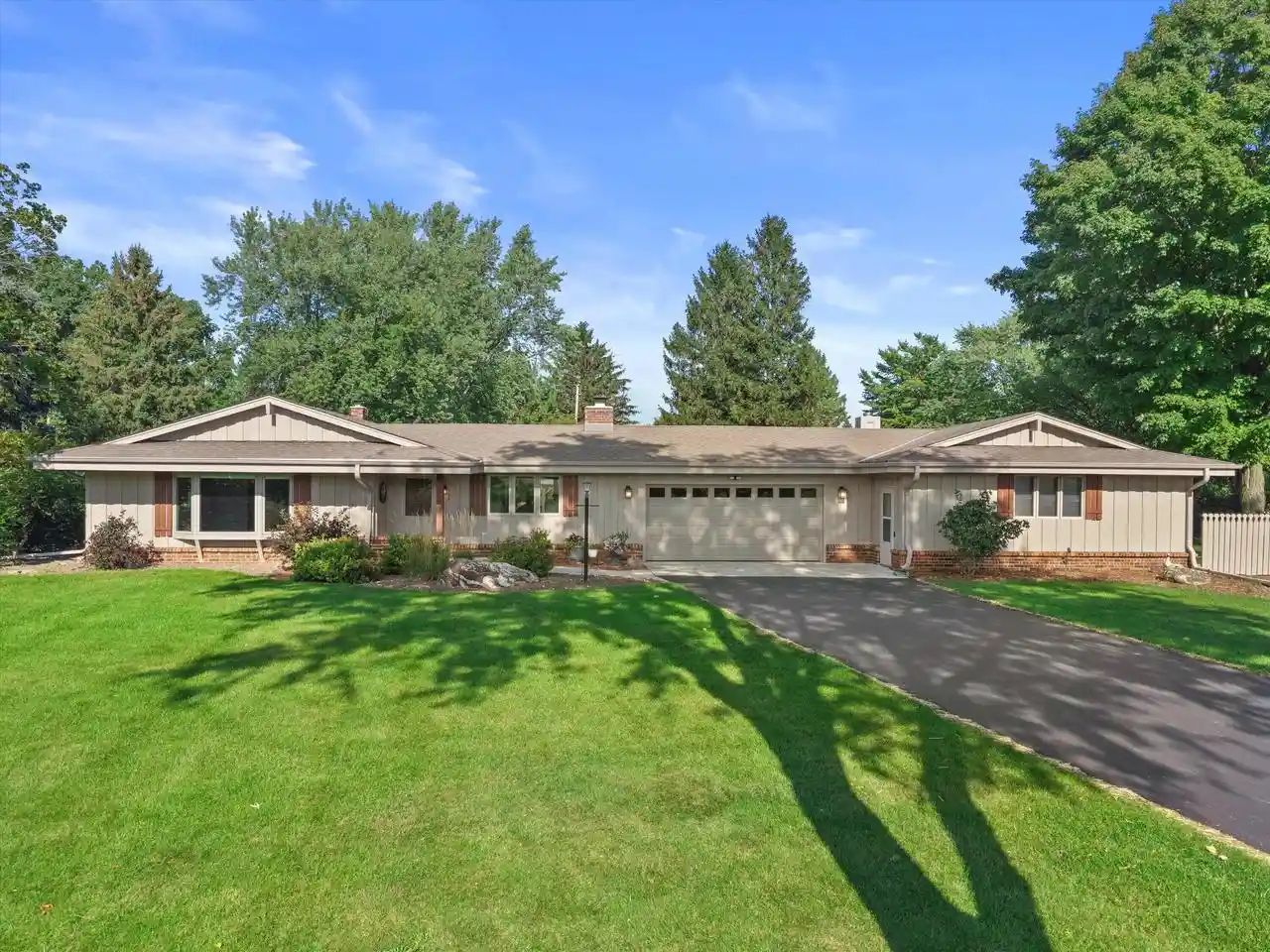 Photo 1 of Single family home for sale at 949 Hickory Hl Pkwy, Hubertus, WI 53033 | MLS# 1979893 | Listing updated on 2026-09-25
