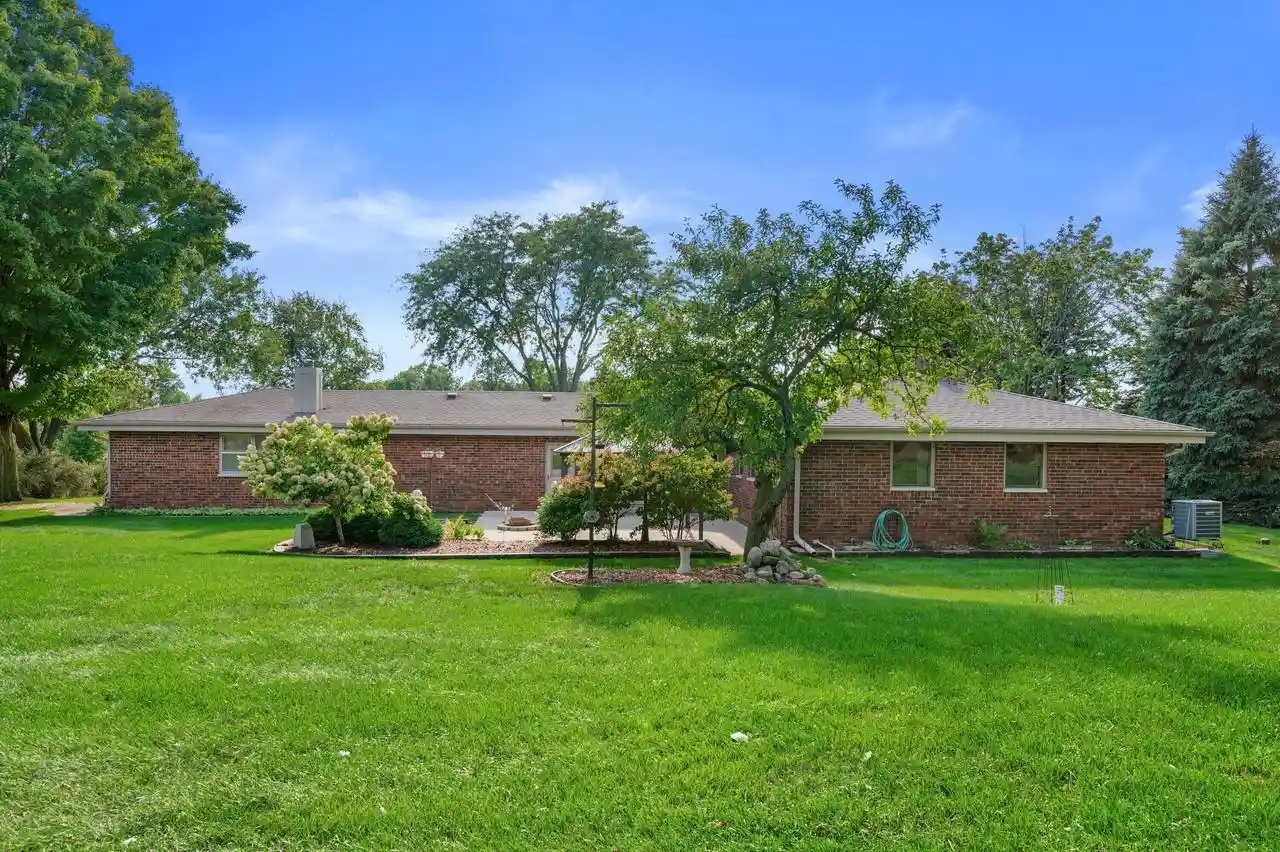 Photo 2 of Single family home for sale at 949 Hickory Hl Pkwy, Hubertus, WI 53033 | MLS# 1979893 | Listing updated on 2026-09-25