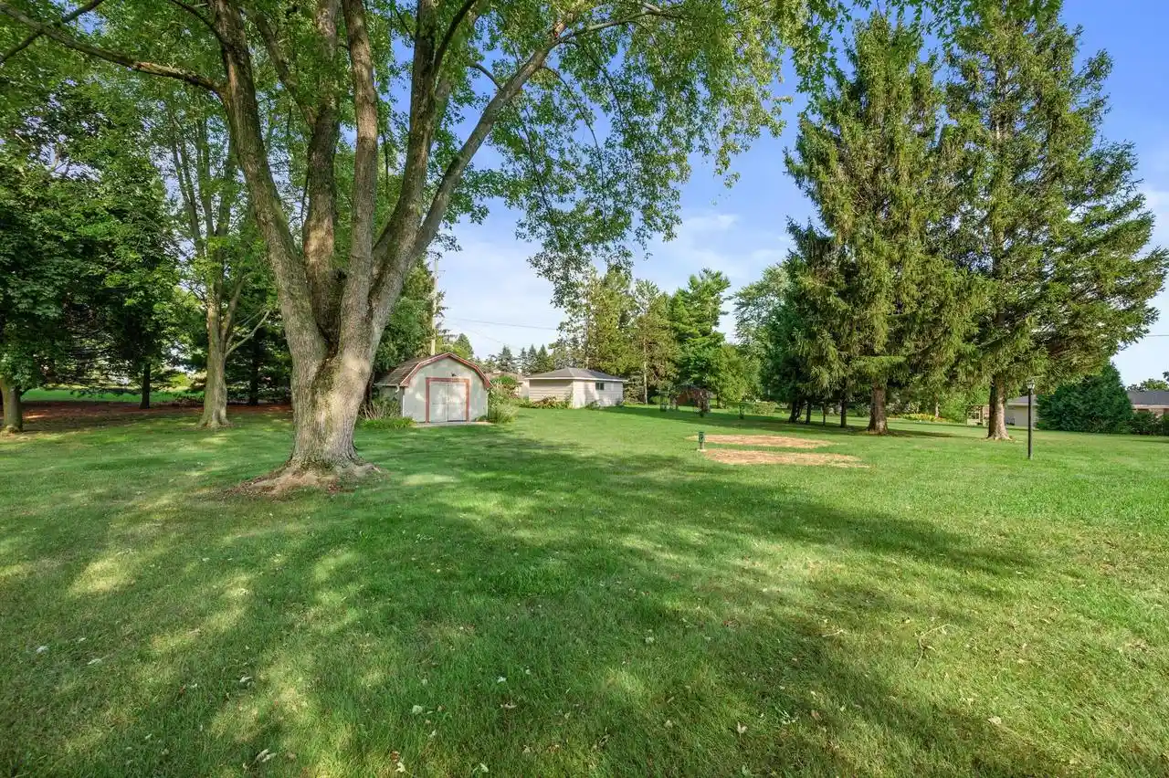 Photo 3 of Single family home for sale at 949 Hickory Hl Pkwy, Hubertus, WI 53033 | MLS# 1979893 | Listing updated on 2026-09-25