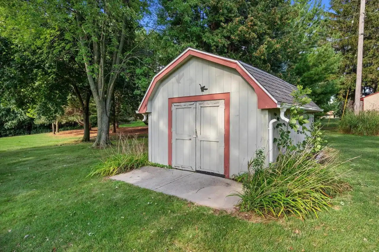 Photo 3 of Single family home for sale at 949 Hickory Hl Pkwy, Hubertus, WI 53033 | MLS# 1979893 | Listing updated on 2026-09-25