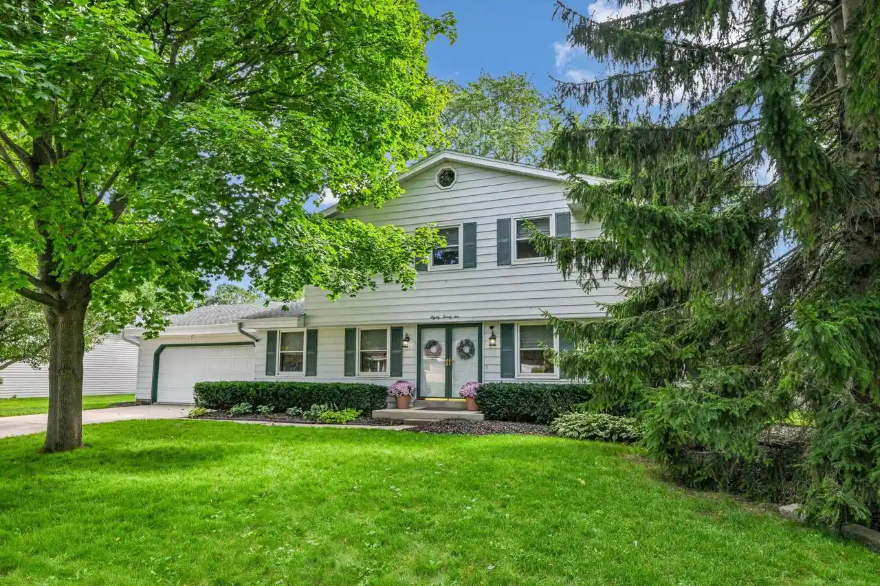Photo 1 of Single family home for sale at 8021 W Cascade Dr, Franklin, WI 53132 | MLS# 1979911 | Listing updated on 2026-09-11