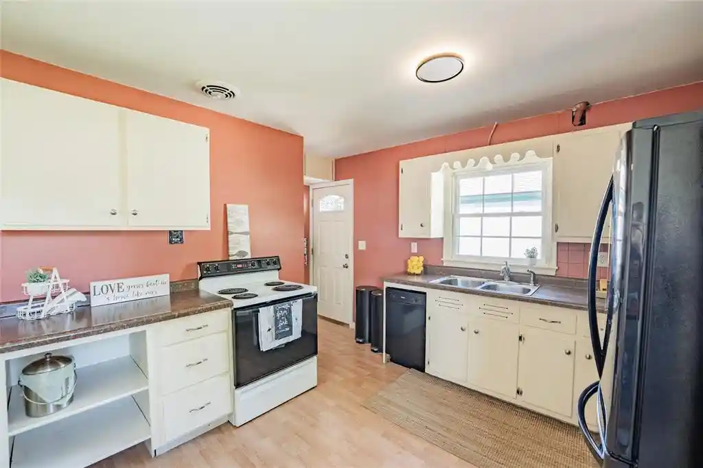 Photo 2 of Single family home for sale at 525 Bergen Ave, Eau Claire, WI 54703 | MLS# 1604972 | Listing updated on 2026-09-23