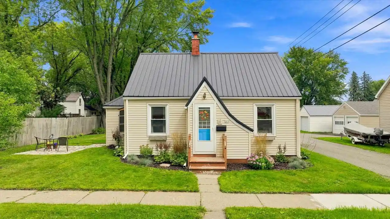 Photo 1 of Single family home for sale at 207 E Edison St, Marshfield, WI 54449 | MLS# 22604462 | Listing updated on 2026-09-10