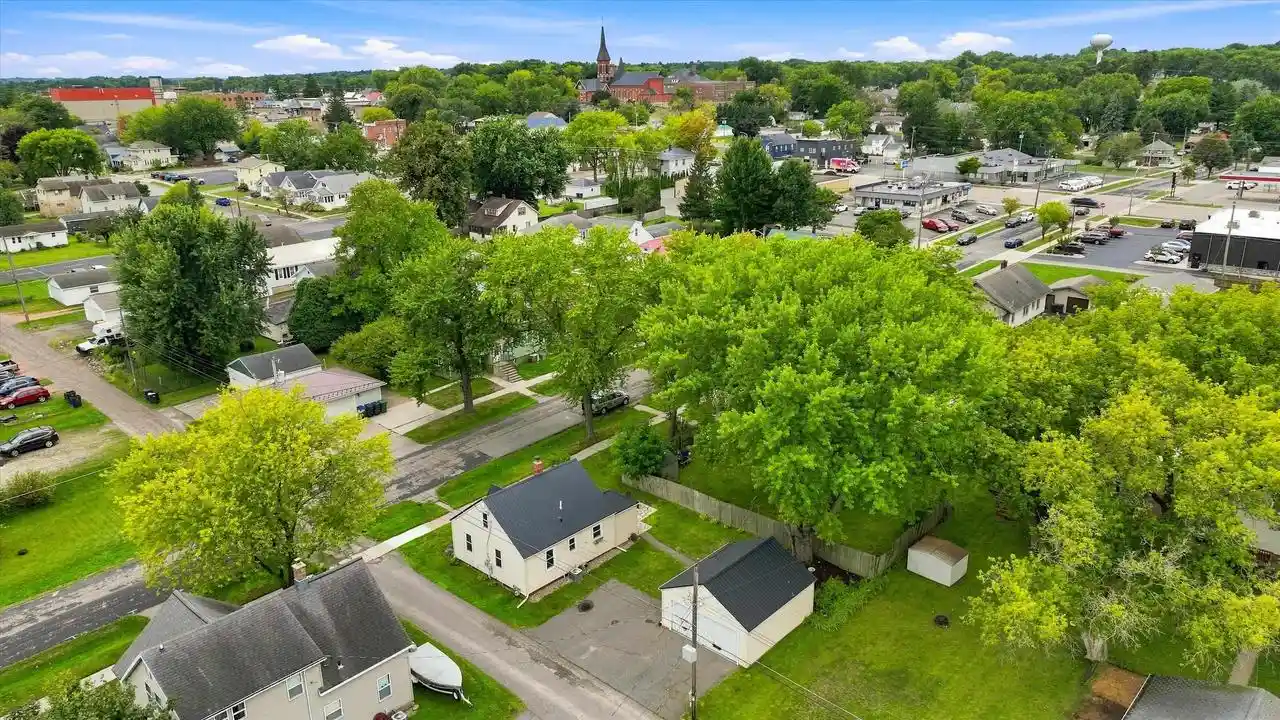 Photo 2 of Single family home for sale at 207 E Edison St, Marshfield, WI 54449 | MLS# 22604462 | Listing updated on 2026-09-10