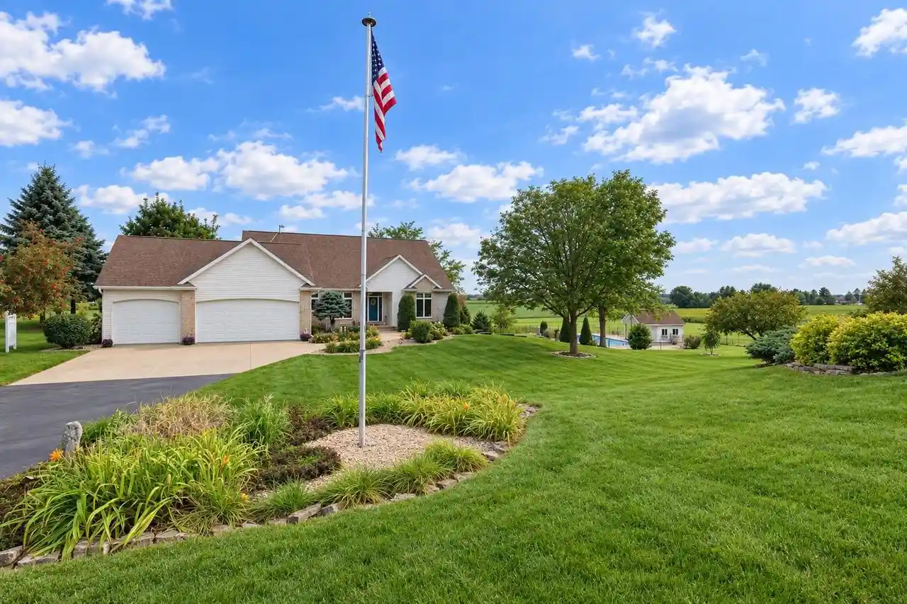 Photo 1 of Single family home for sale at W9795 Stone Crst Dr, Hortonville, WI 54944 | MLS# 50332406 | Listing updated on 2026-09-16