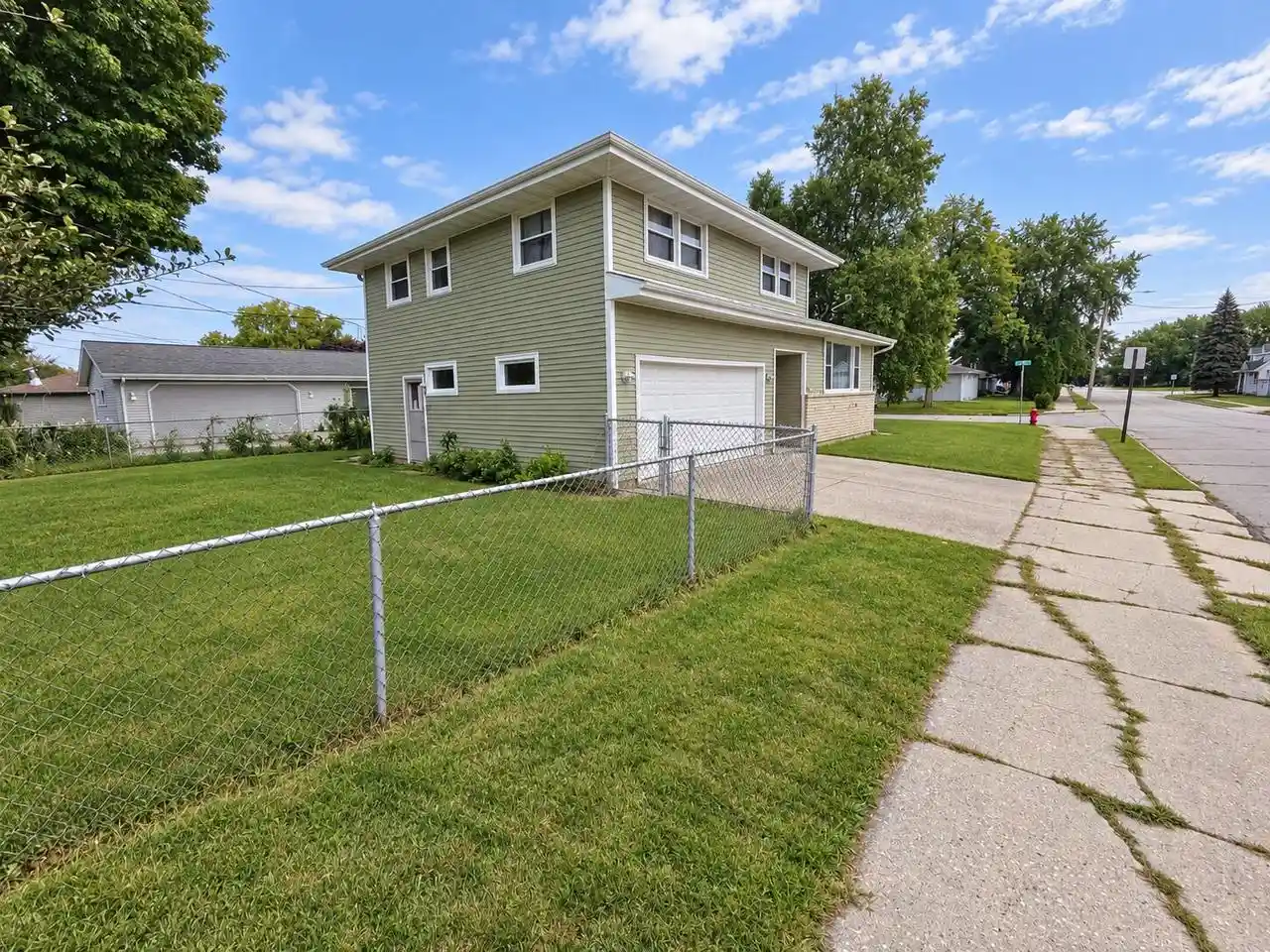 Photo 1 of Single family home for sale at 1014 Washington Ave, Sheboygan, WI 53081 | MLS# 1979975 | Listing updated on 2026-10-04