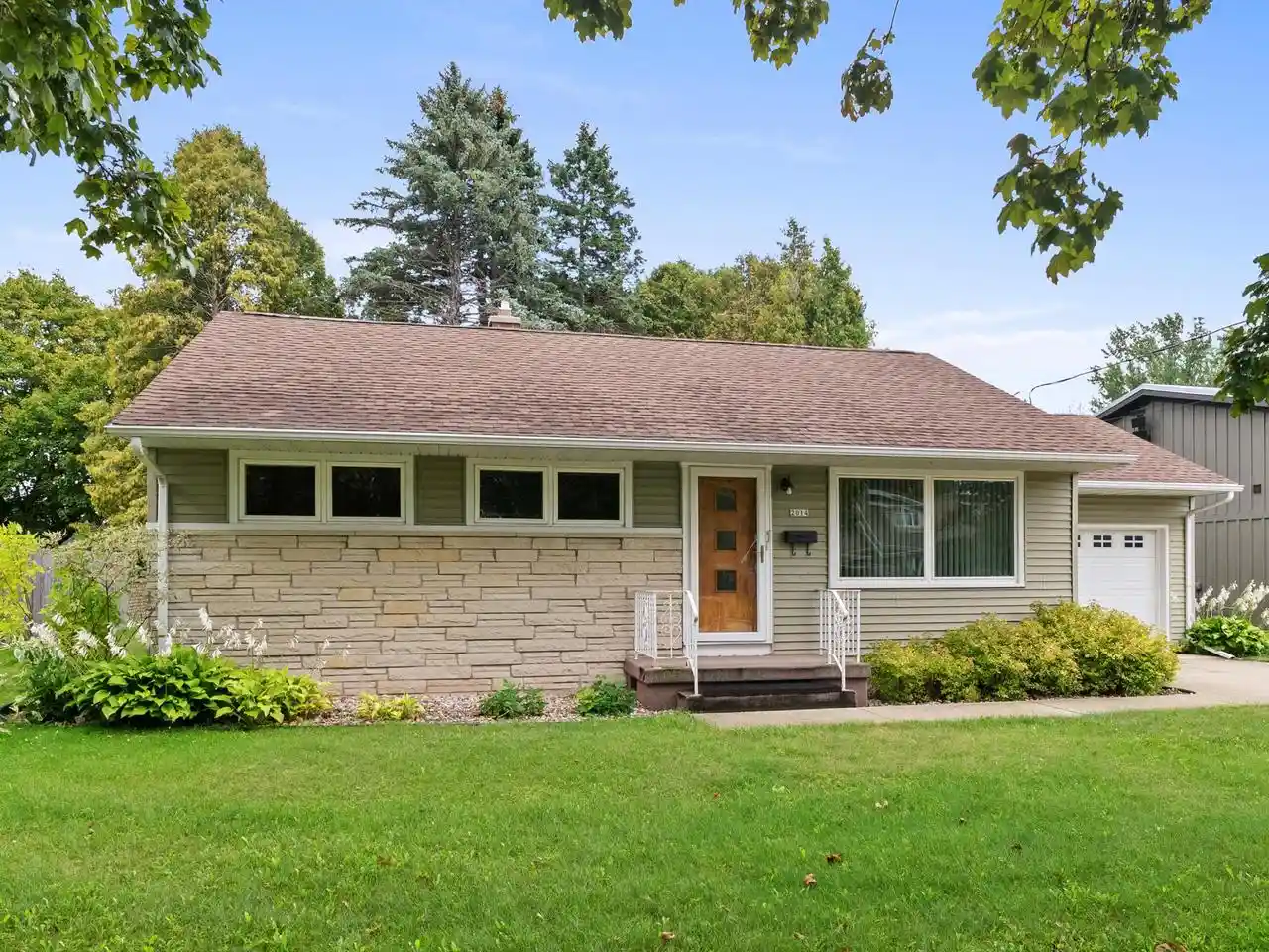 Photo 1 of Single family home for sale at 2014 Menasha Ave, Manitowoc, WI 54220 | MLS# 1979988 | Listing updated on 2026-09-14