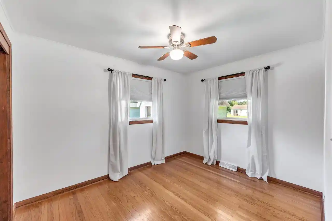 Photo 3 of Single family home for sale at 1237 N Locust St, Green Bay, WI 54303 | MLS# 50332435 | Listing updated on 2026-09-21