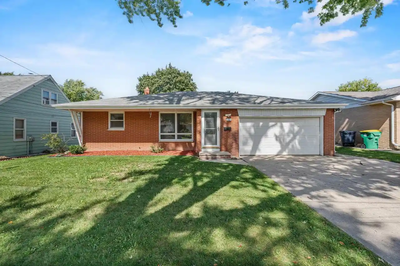 Photo 1 of Single family home for sale at 2027 Hillview Dr, Green Bay, WI 54302 | MLS# 50332438 | Listing updated on 2026-09-16