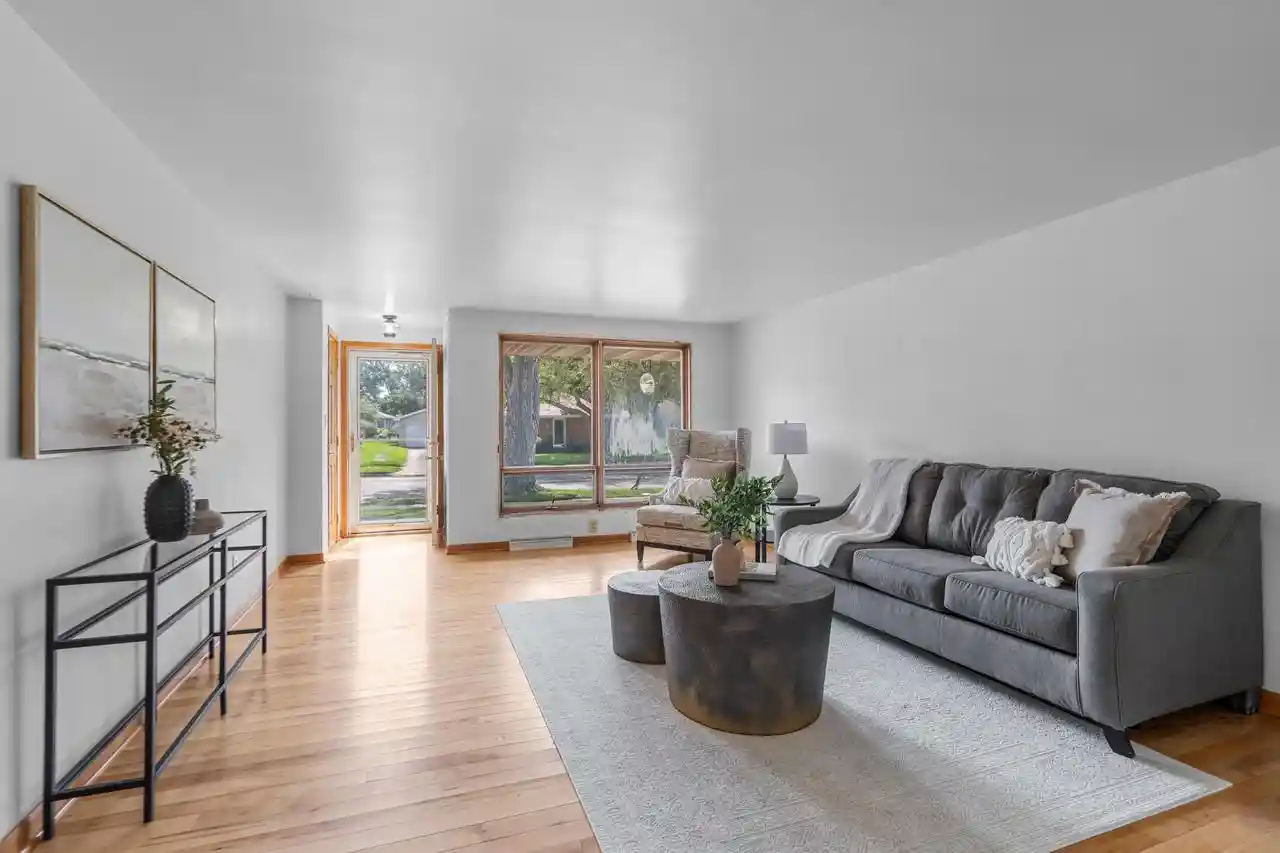 Photo 3 of Single family home for sale at 2027 Hillview Dr, Green Bay, WI 54302 | MLS# 50332438 | Listing updated on 2026-09-16