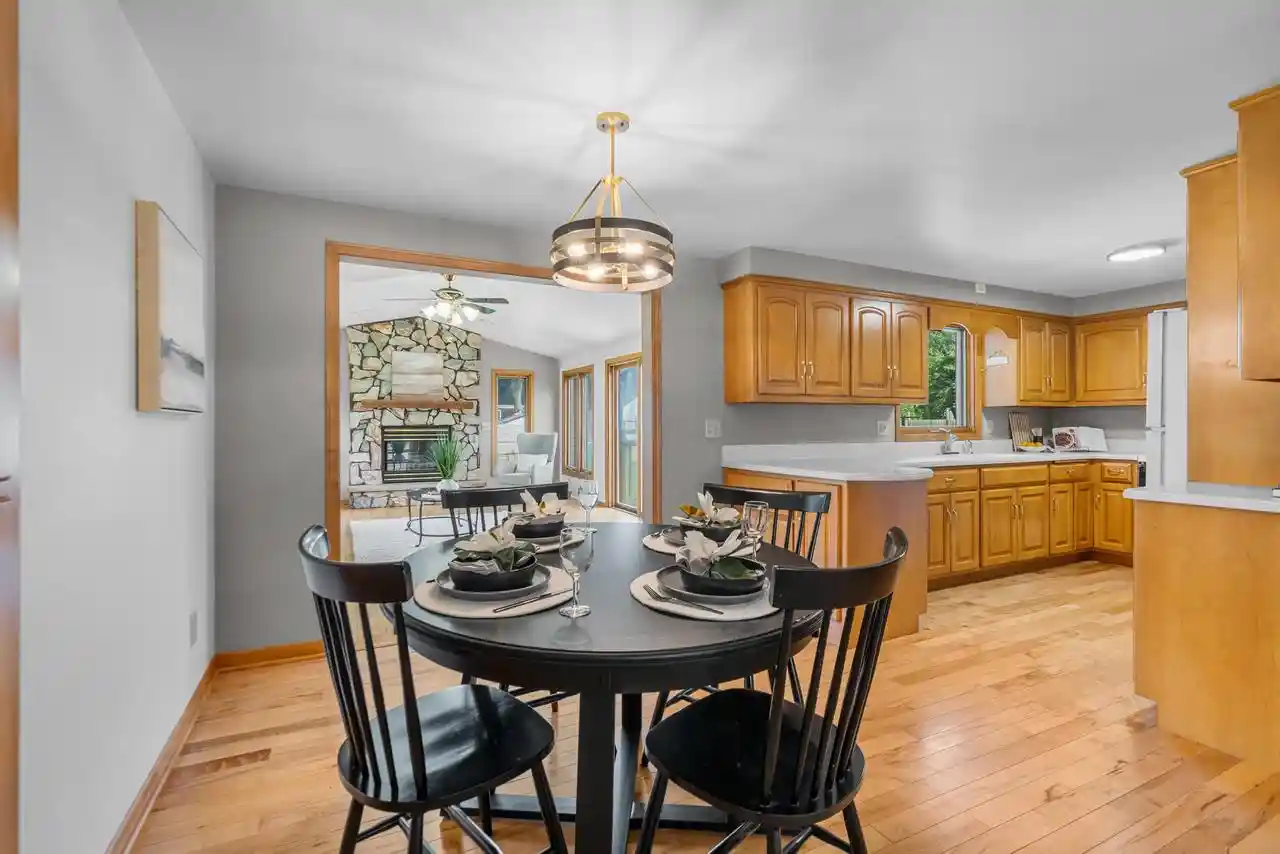 Photo 3 of Single family home for sale at 2027 Hillview Dr, Green Bay, WI 54302 | MLS# 50332438 | Listing updated on 2026-09-16