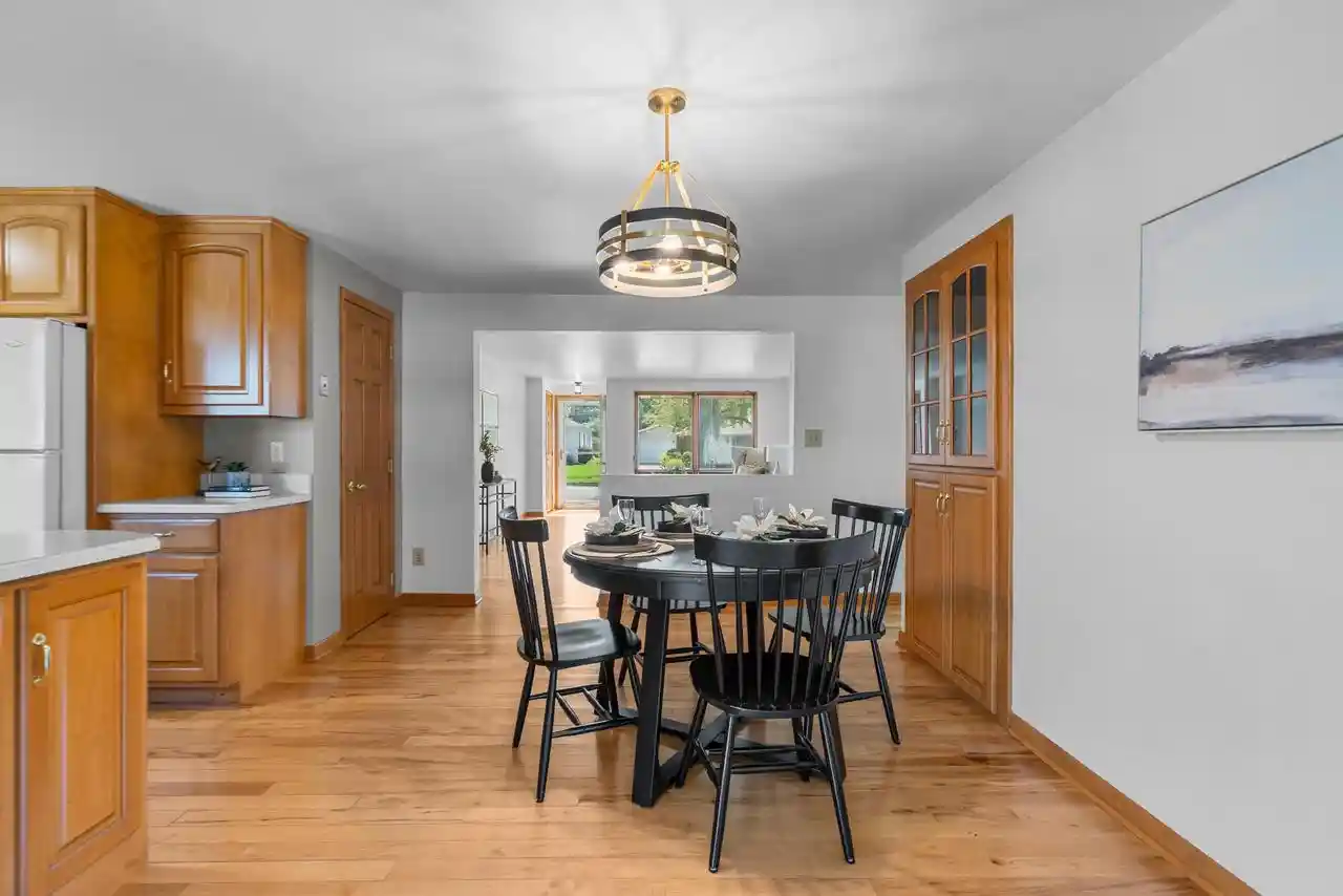 Photo 4 of Single family home for sale at 2027 Hillview Dr, Green Bay, WI 54302 | MLS# 50332438 | Listing updated on 2026-09-16