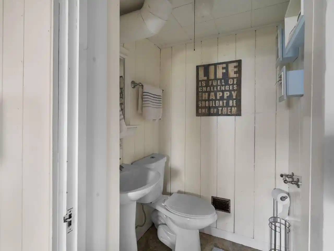 Photo 3 of Single family home for sale at 1009 Waldo Blvd, Manitowoc, WI 54220 | MLS# 1980035 | Listing updated on 2026-10-02