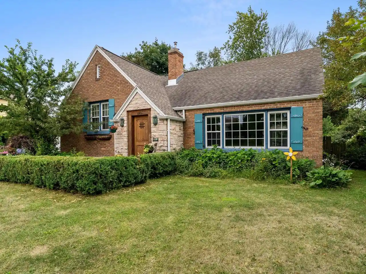 Photo 3 of Single family home for sale at 1009 Waldo Blvd, Manitowoc, WI 54220 | MLS# 1980035 | Listing updated on 2026-10-02