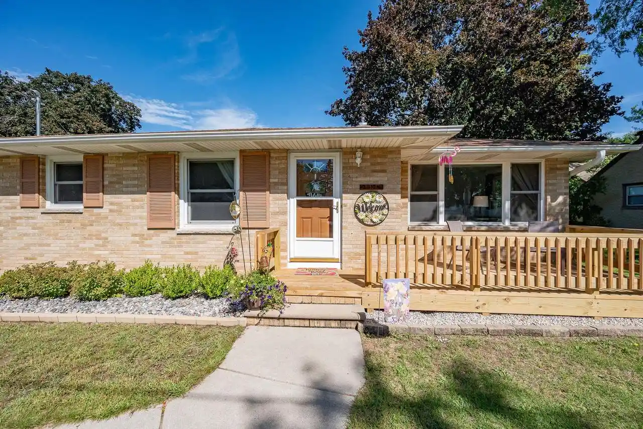 Photo 2 of Single family home for sale at 2310 N Idlewild Ct, Green Bay, WI 54303 | MLS# 50332450 | Listing updated on 2026-09-11