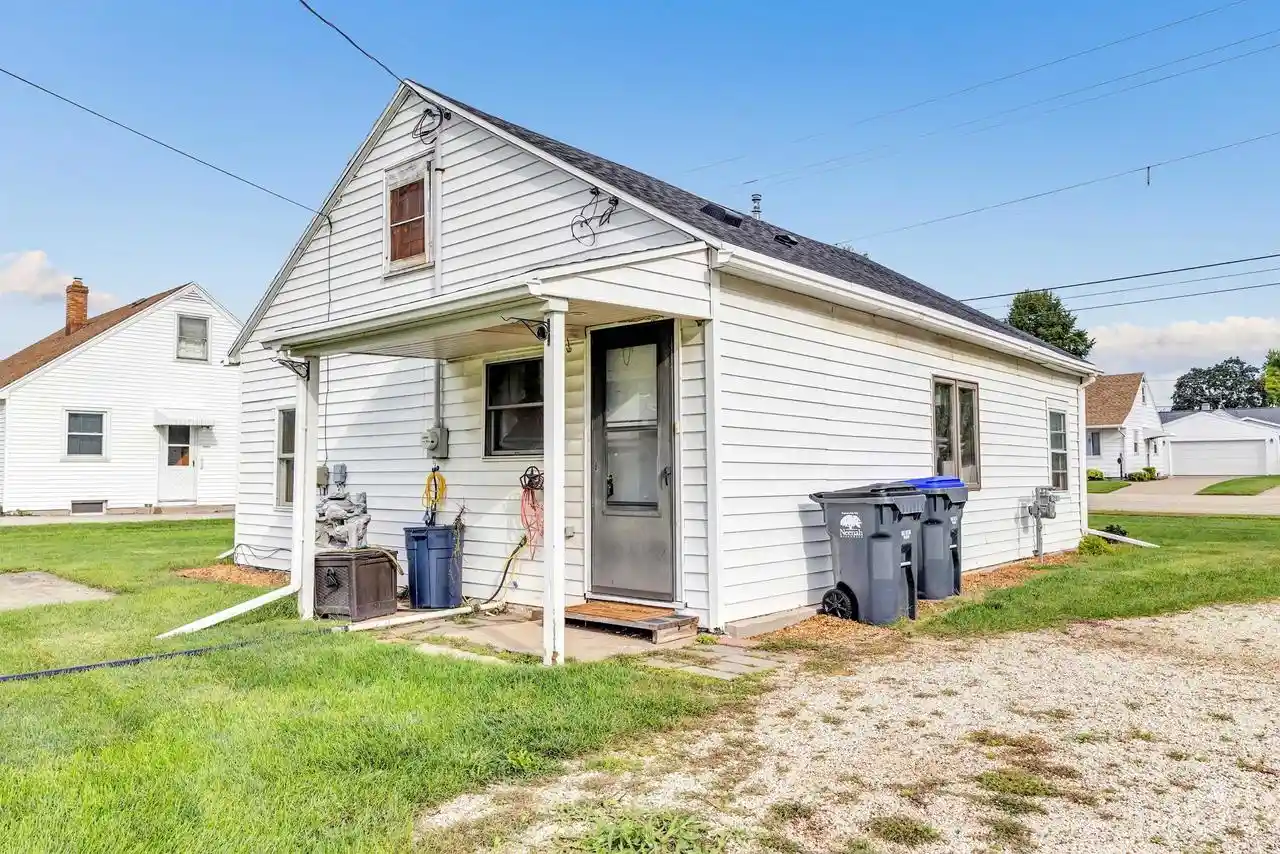 Photo 1 of Single family home for sale at 124 W Cecil St, Neenah, WI 54956 | MLS# 50332429 | Listing updated on 2026-09-16