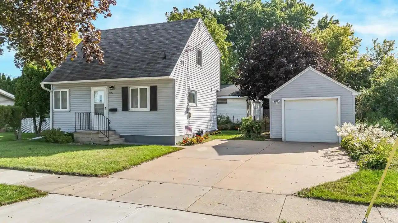 Photo 1 of Single family home for sale at 902 N Linwood Ave, Appleton, WI 54914 | MLS# 50332470 | Listing updated on 2026-09-14