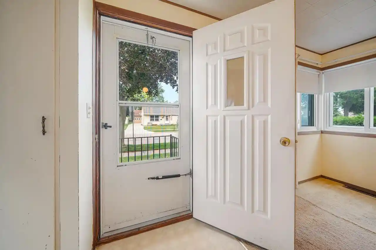 Photo 2 of Single family home for sale at 902 N Linwood Ave, Appleton, WI 54914 | MLS# 50332470 | Listing updated on 2026-09-14