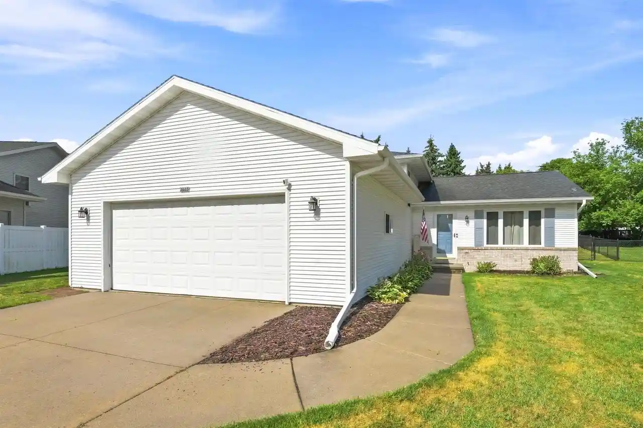 Photo 1 of Single family home for sale at 3885 Cobblestone Ct, Oshkosh, WI 54901 | MLS# 50332425 | Listing updated on 2026-09-17