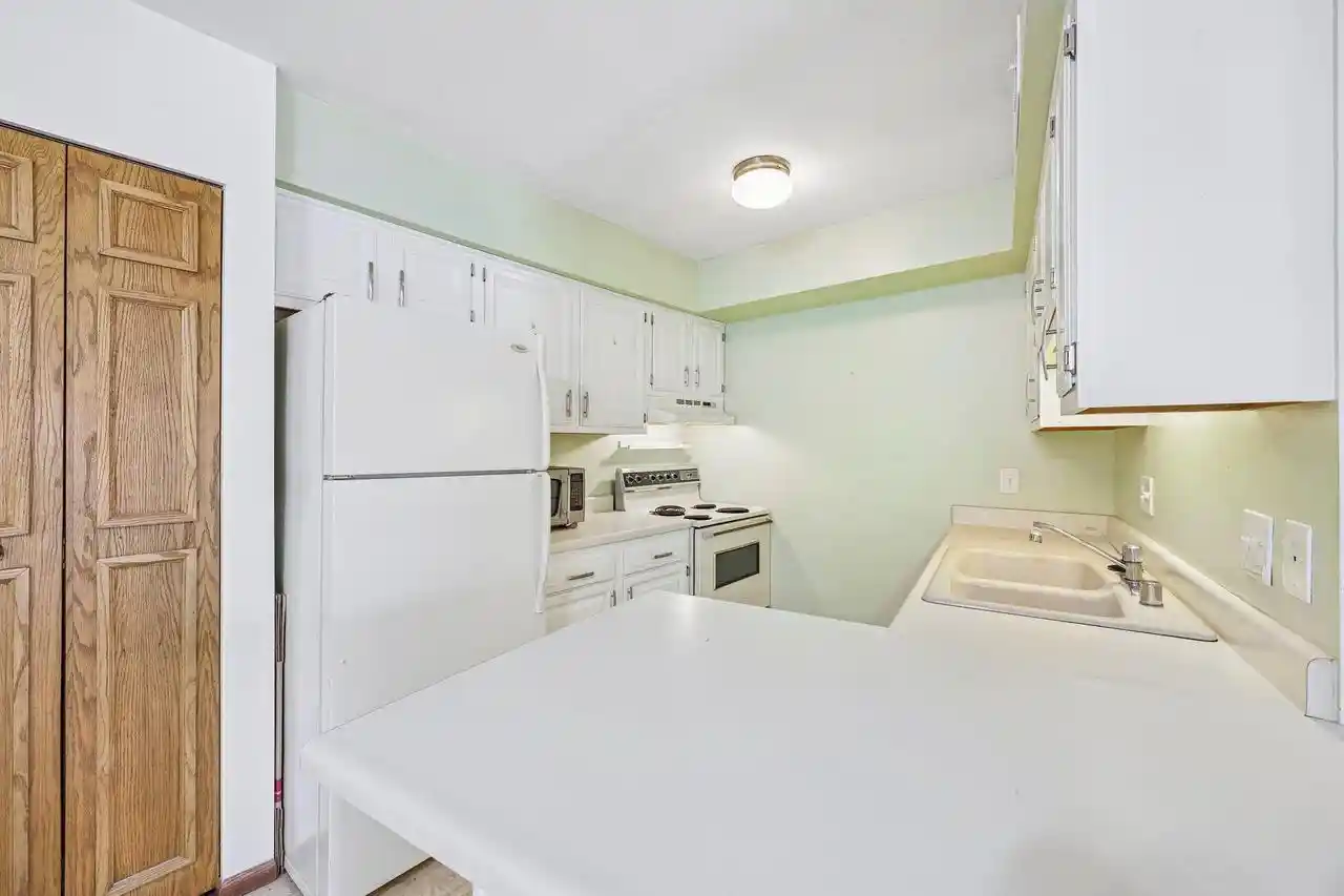 Listing Photo 5 - Condo for sale in building located at N82w13506 Fond Du Lac Ave, Menomonee Falls, WI 53051 - Unit #A207