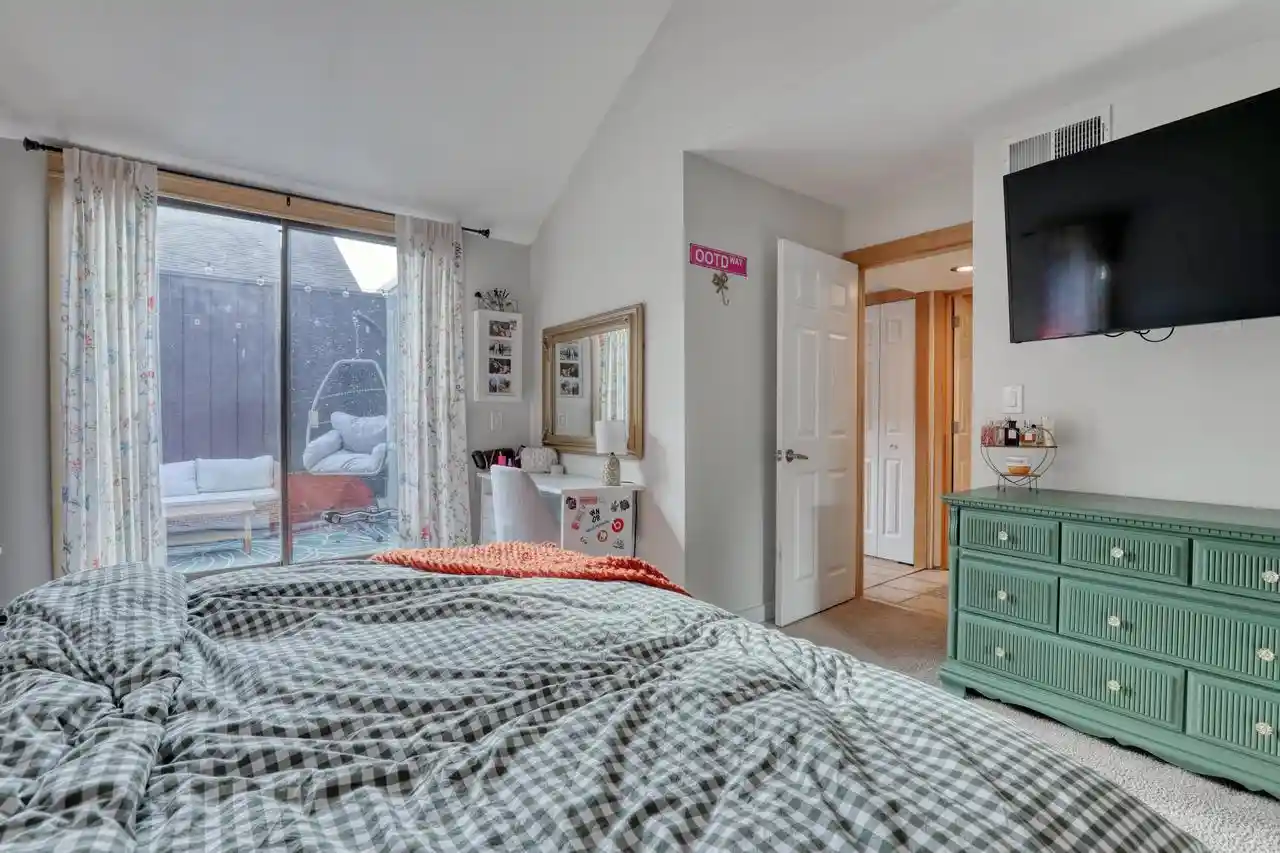 Listing Photo 5 - Condo for sale in building located at 5200 S Tuckaway Blvd, Milwaukee, WI 53221 - Unit #365