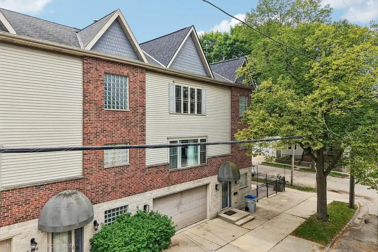 Photo 1 of Condo for sale at 805 E Pearson St, Milwaukee, WI 53202 | MLS# 1980136 | Listing updated on 2026-09-17