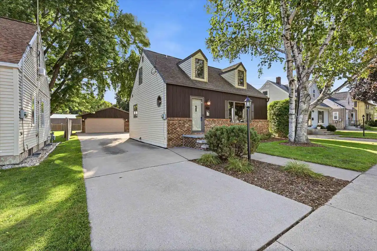 Photo 1 of Single family home for sale at 808 Grand Ave, Little Chute, WI 54140 | MLS# 50332535 | Listing updated on 2026-09-16