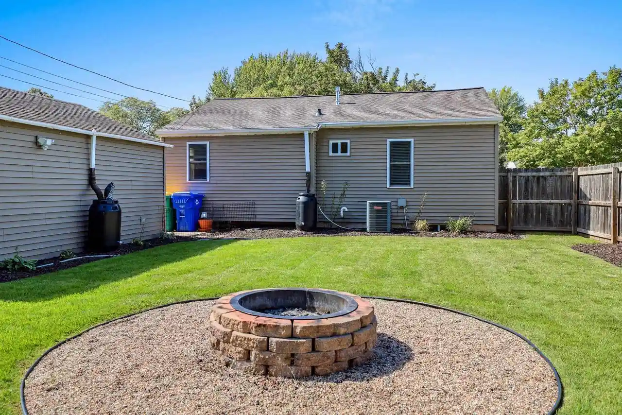 Photo 2 of Single family home for sale at 828 N Platten St, Green Bay, WI 54303 | MLS# 50332543 | Listing updated on 2026-09-15