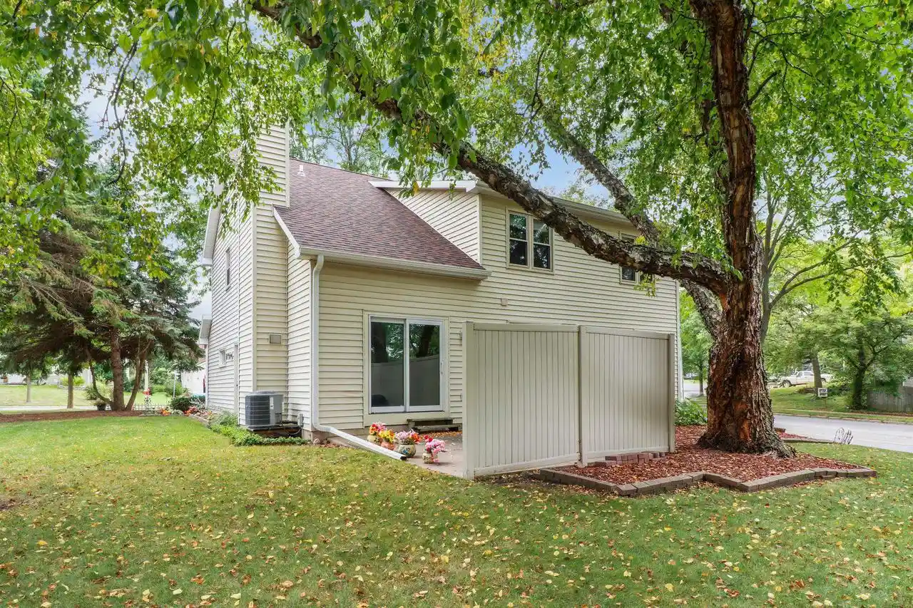 Photo 3 of Single family home for sale at 2 Cottonwood Cir, Madison, WI 53704 | MLS# 2032478 | Listing updated on 2026-09-17