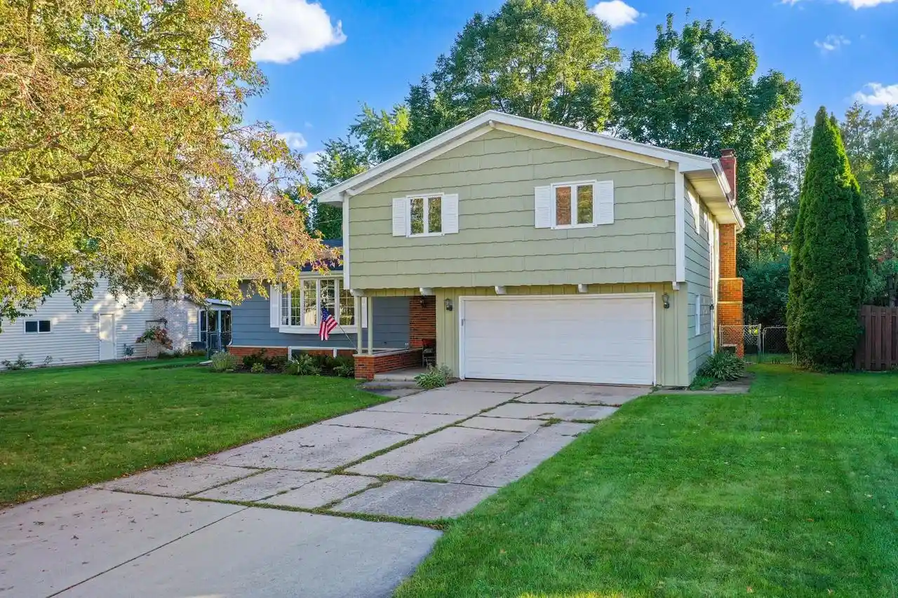 Photo 1 of Single family home for sale at 336 Brookridge St, Green Bay, WI 54301 | MLS# 50332563 | Listing updated on 2026-09-13