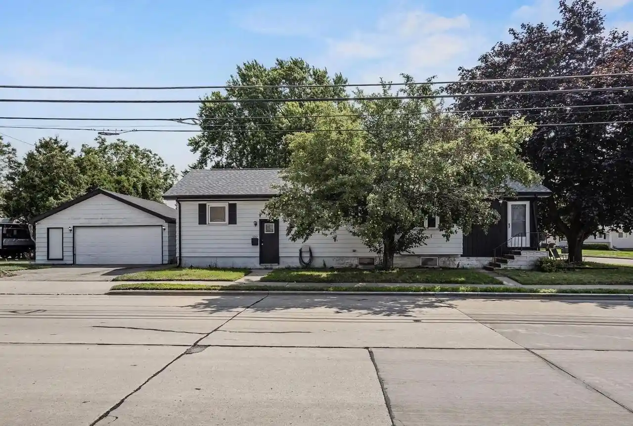 Photo 1 of Single family home for sale at 1222 Knapp St, Oshkosh, WI 54902 | MLS# 50332565 | Listing updated on 2026-09-20