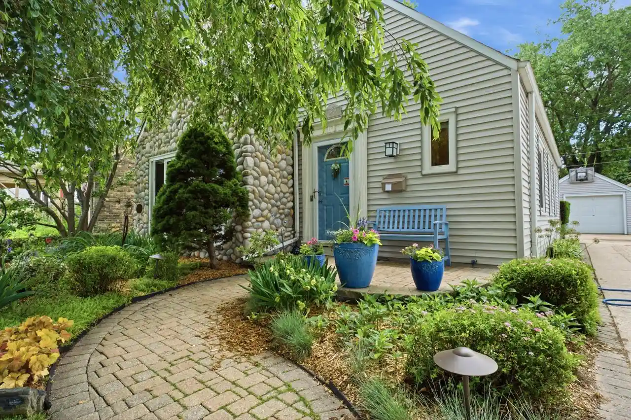Photo 1 of Single family home for sale at 3929 S Lake Dr, Saint Francis, WI 53235 | MLS# 1980315 | Listing updated on 2026-09-16