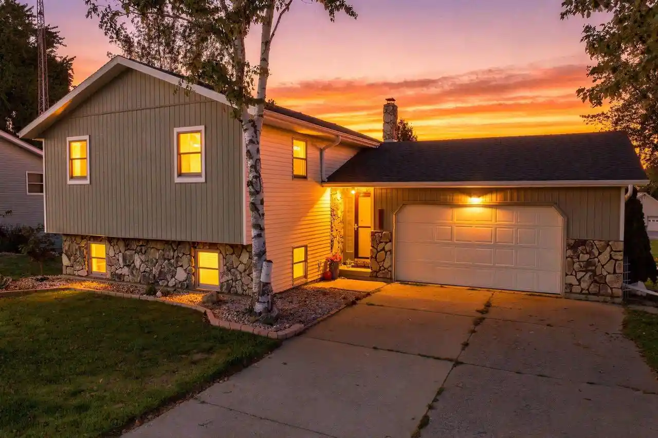 Photo 1 of Single family home for sale at 1601 S Lincoln Ave, Marshfield, WI 54449 | MLS# 22604519 | Listing updated on 2026-09-22