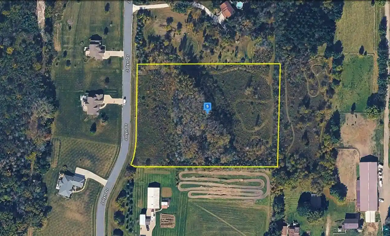 Photo 1 of Sale Pending at WI | W226n8880 Jolyn Dr,WI 53089 | MLS# 6127901 | Listing updated on 2026-09-21