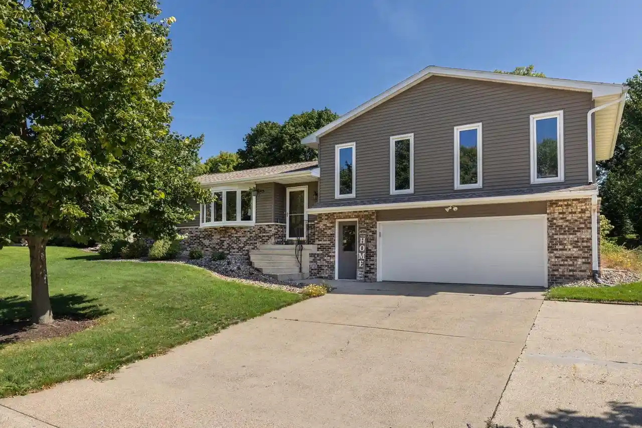Photo 1 of Single family home for sale at 1024 Park Ridge Dr, Onalaska, WI 54650 | MLS# 1980371 | Listing updated on 2026-09-12