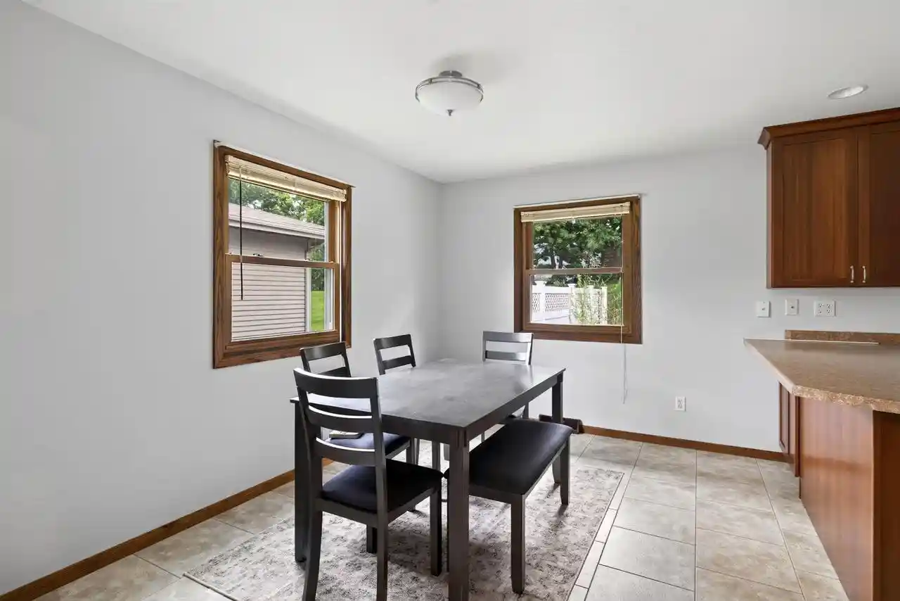 Photo 3 of Single family home for sale at 1024 Park Ridge Dr, Onalaska, WI 54650 | MLS# 1980371 | Listing updated on 2026-09-12