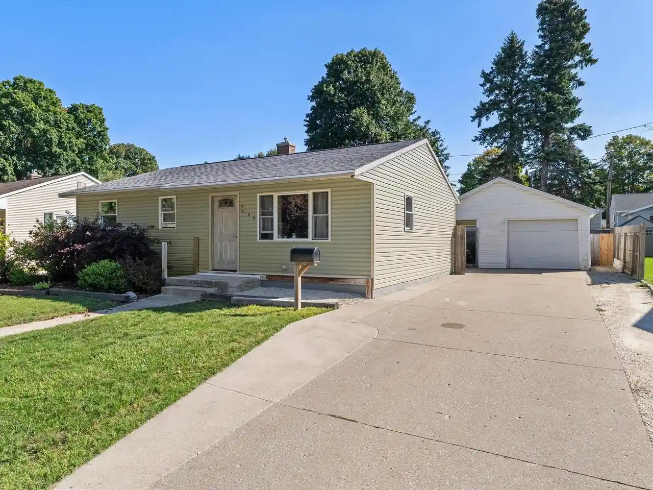 Photo 1 of Single family home for sale at 811 Schroeder Dr, Manitowoc, WI 54220 | MLS# 1980412 | Listing updated on 2026-09-16