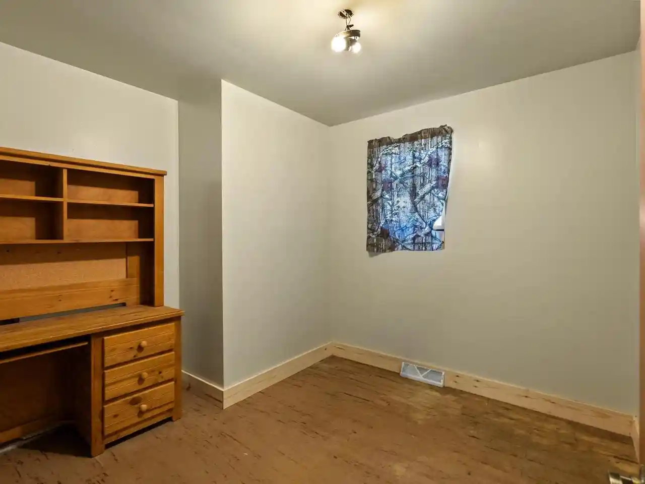 Photo 3 of Single family home for sale at 811 Schroeder Dr, Manitowoc, WI 54220 | MLS# 1980412 | Listing updated on 2026-09-16