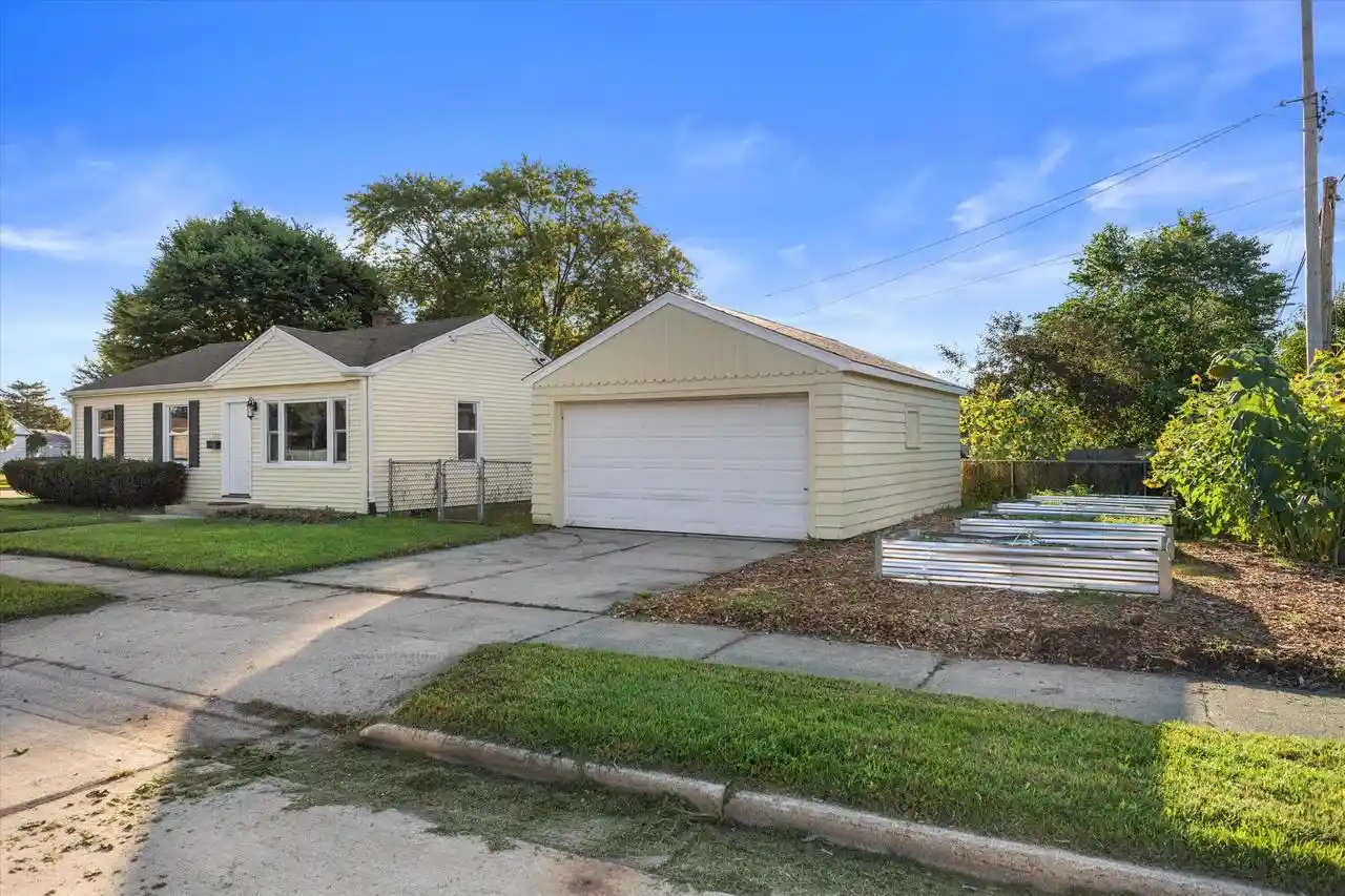 Photo 3 of Single family home for sale at 1905 Gilson St, Racine, WI 53403 | MLS# 1980418 | Listing updated on 2026-09-12