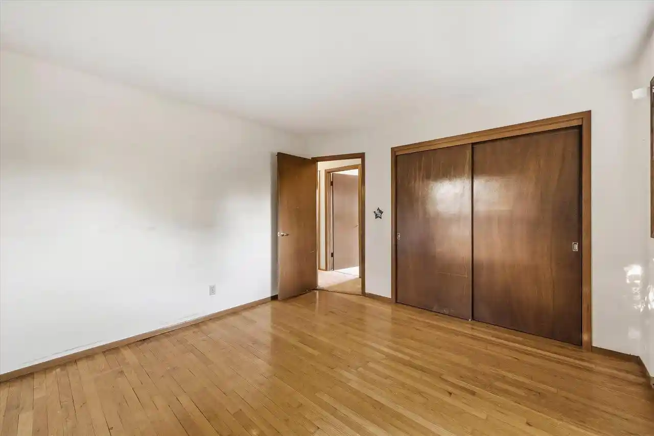 Photo 4 of Single family home for sale at W53n849 Castle Ct, Cedarburg, WI 53012 | MLS# 1980472 | Listing updated on 2026-09-25