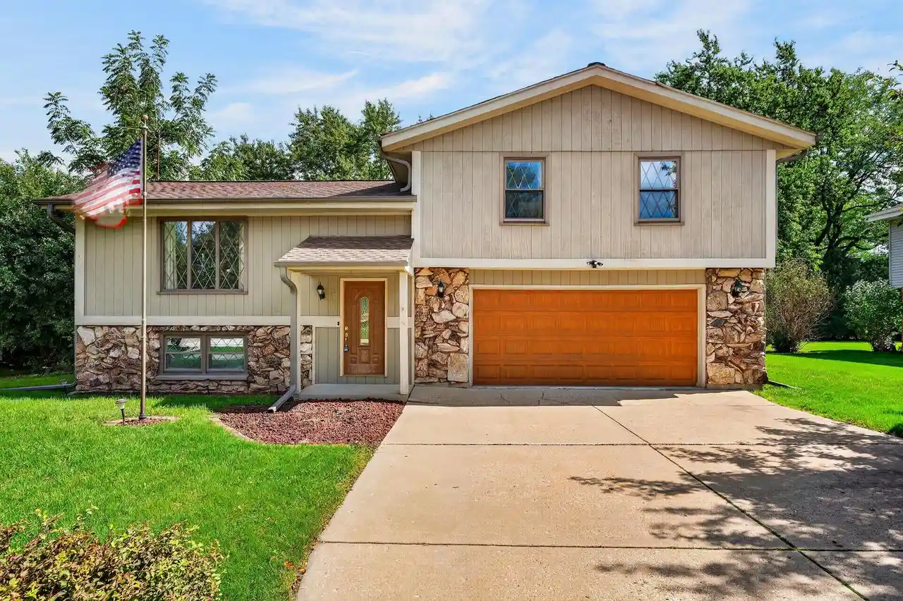 Photo 1 of Single family home for sale at 3560 S Oakdale Dr, New Berlin, WI 53151 | MLS# 1980480 | Listing updated on 2026-09-26